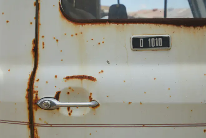 Image illustrating techniques on how to stop rust on a car