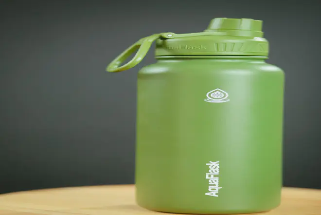 A step-by-step guide on how to clean HydroFlask water bottle