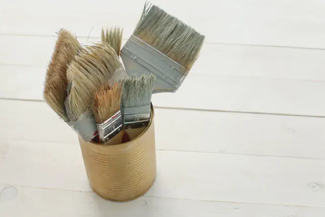 An easy step-by-step guide showing how to clean oil based paint brushes to maintain its efficiency and prolong its lifespan